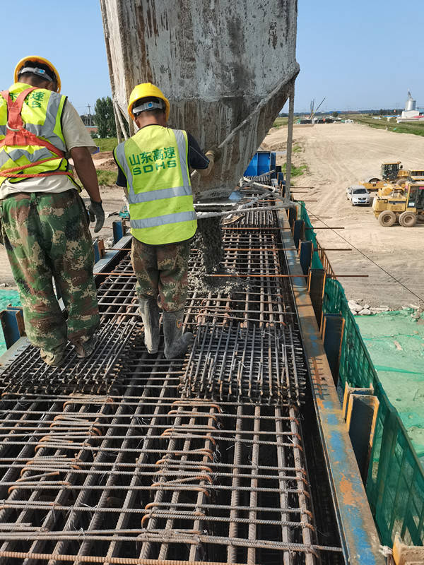 图片：2020年9月+盖梁首件浇筑完成+刘万东摄 (4)_副本.jpg